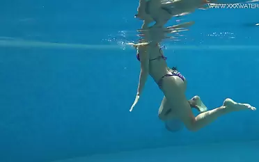 Supreme body hottie swims in a bikini and strips